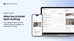 Fotos und Chat in Meisterwerk: Auftrags-Chat in der App mit einem Baustellenfoto und einer Notiz des Monteurs, daneben Auftragsliste und Dokumentation am Laptop.