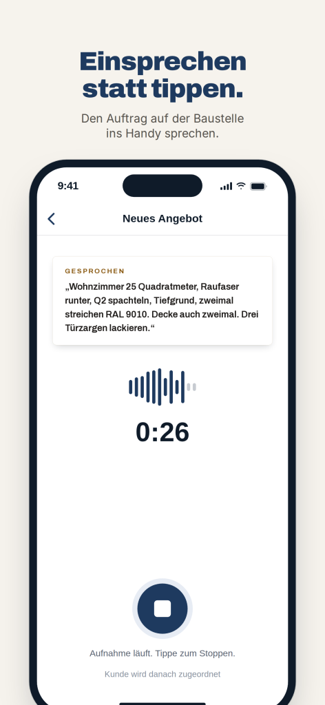 Angebotsmeister-App beim Einsprechen eines Auftrags: oben der erkannte Text zu Wohnzimmer, Raufaser, Q2-Spachtelung und Anstrich, darunter die laufende Aufnahme.